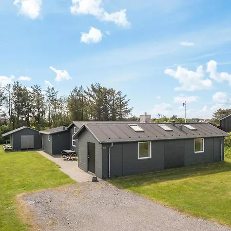 4 Bedroom Cozy In Сasa de vacaciones Hjørring