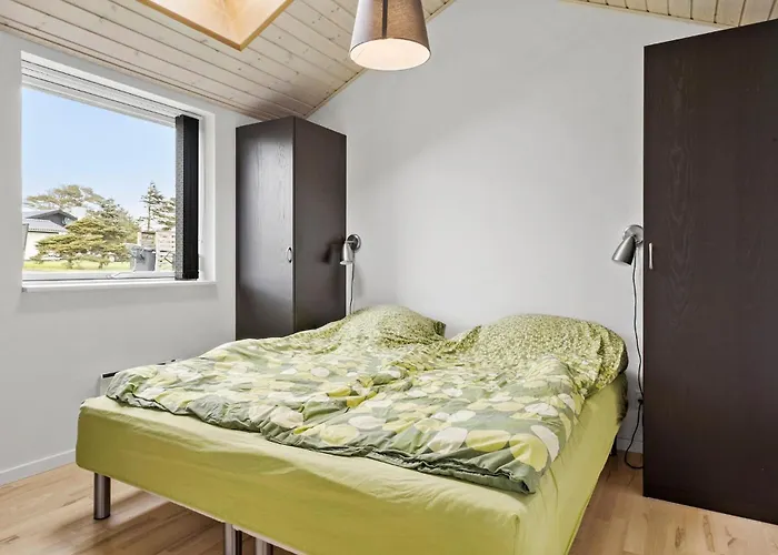 4 Bedroom Cozy In Сasa de vacaciones Hjørring