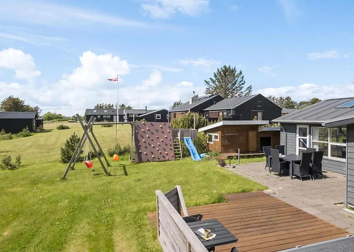 4 Bedroom Cozy In Сasa de vacaciones Hjørring