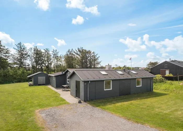 4 Bedroom Cozy In Сasa de vacaciones Hjørring